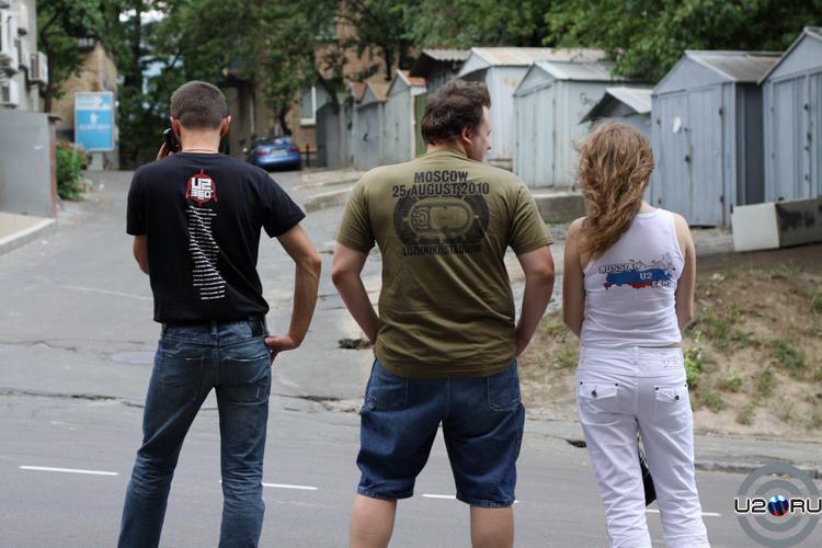 Ничего, что мы к Вам спиной?!