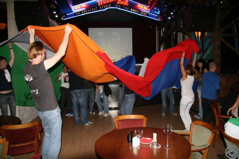 с флагом
