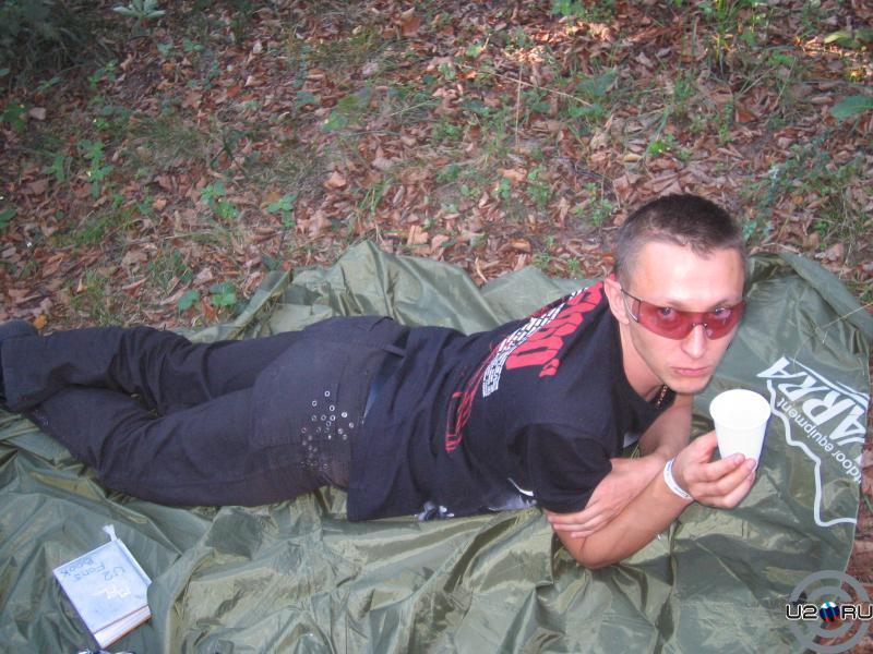 а Боно возлежал